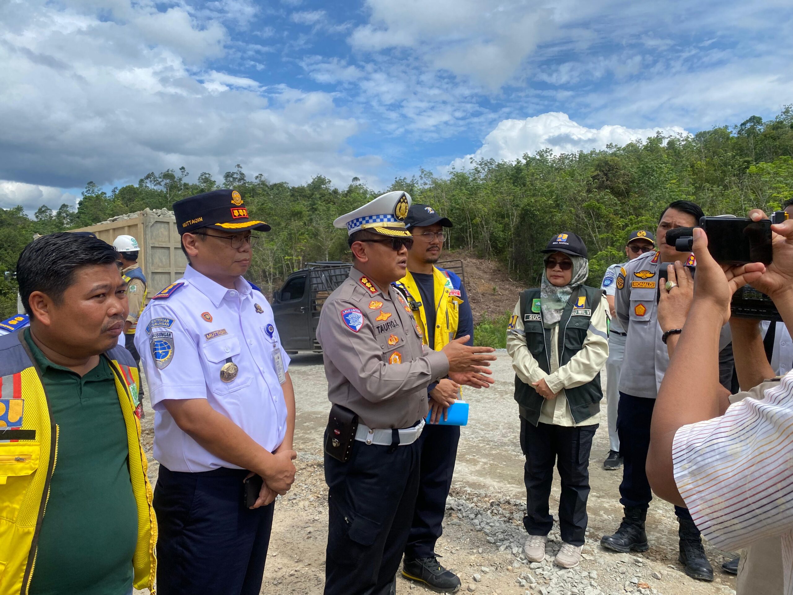 PASTIKAN AKTIVITAS LALU LINTAS LANCAR KA OPSDA OPERASI LILIN LANCANG KUNING 2024 CEK JALAN LINTAS RIAU SUMBAR