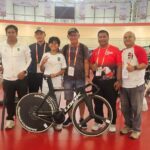 Ket Foto: Evan ditengah, bersama pengurus ISI Riau