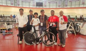 IMG-20251111-WA0035 Ket Foto: Evan ditengah, bersama pengurus ISI Riau